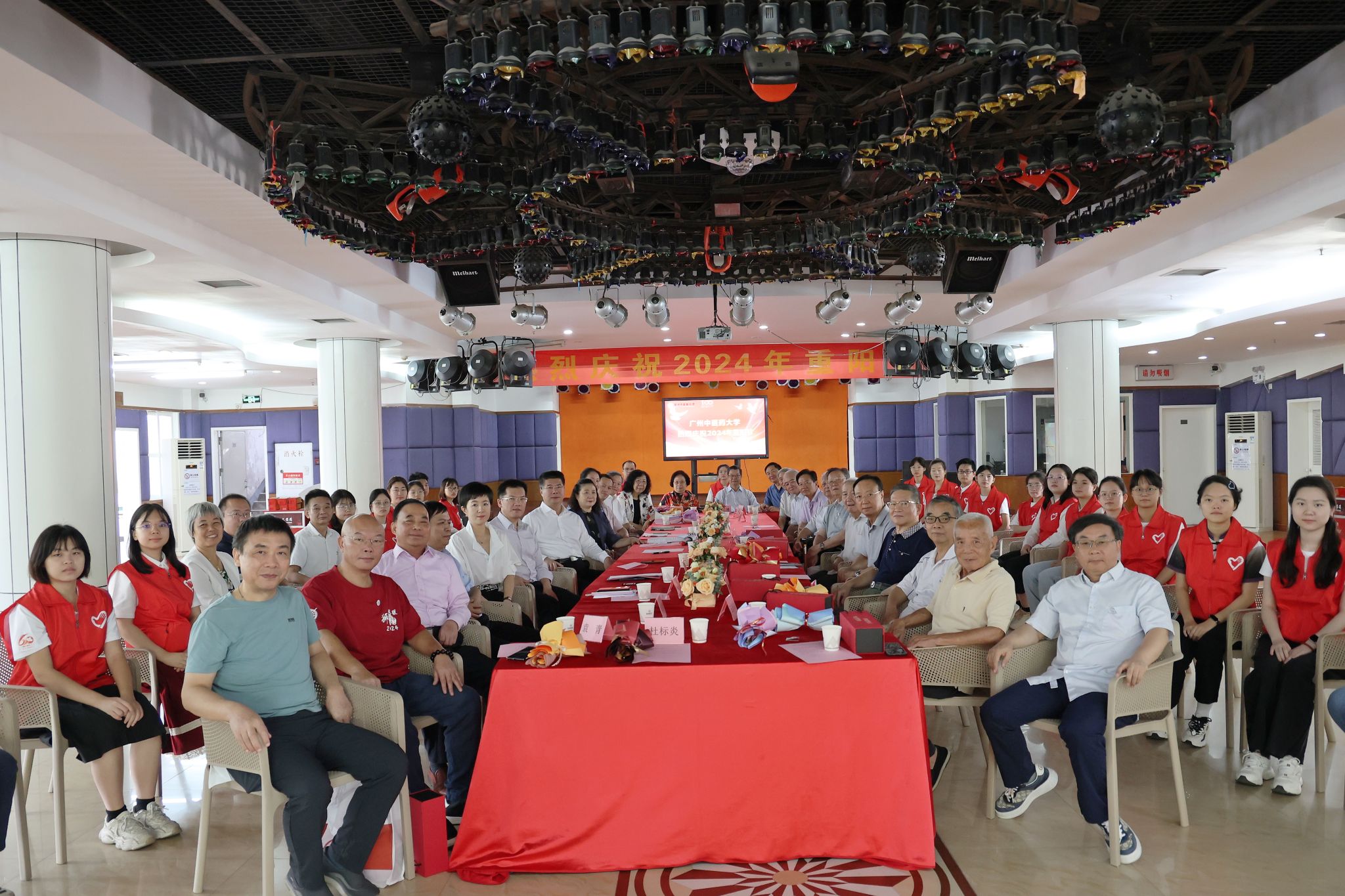 学校党委召开离退休老同志重阳节座谈会