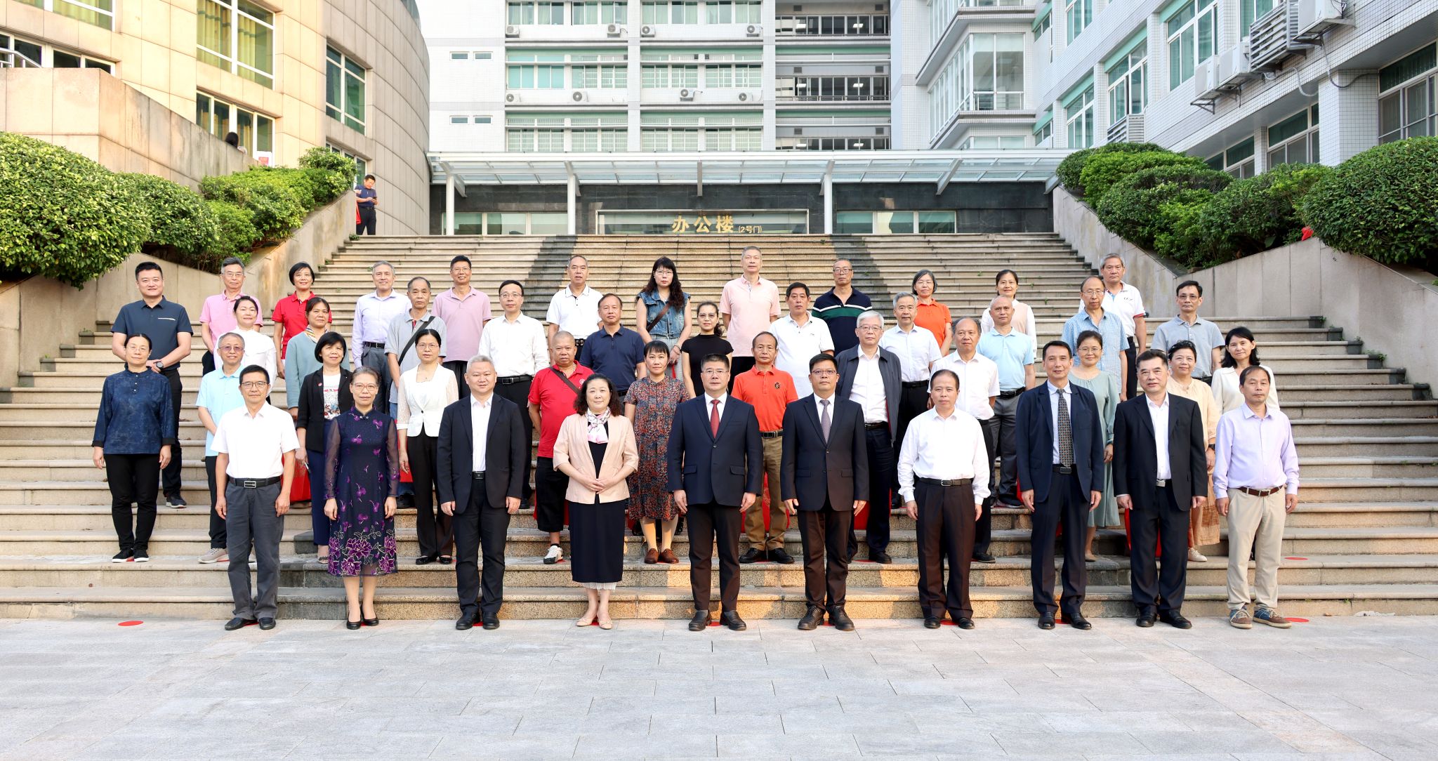 beat365英国官网网站隆重举行2024年教职工荣休仪式