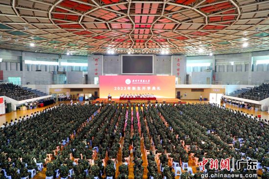 9月15日，beat365英国官网网站举行2022级新生开学典礼。郑苑珊 摄 