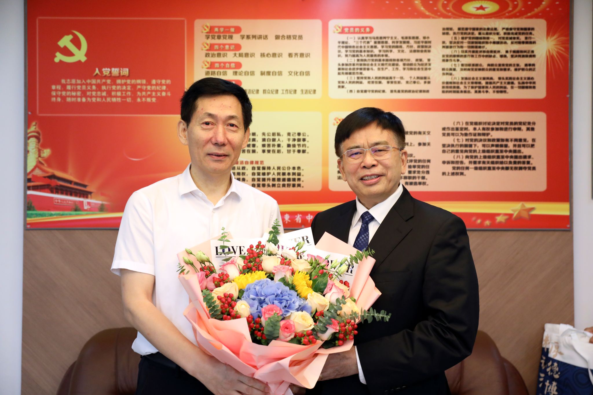 beat365英国官网网站领导走访慰问教师