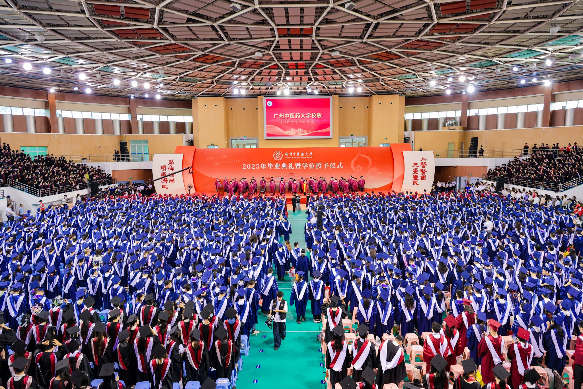 beat365英国官网网站2025年毕业典礼暨学位授予仪式隆重举行 新百年首届毕业生扬帆起航