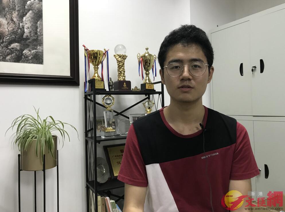 來自香港新生陳文栩笑言，內地生活節奏比香港慢，自己很享受內地的生活節奏(記者 盧靜怡 攝)