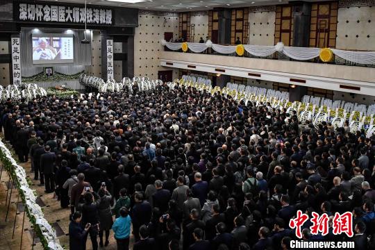 邓铁涛教授生前所在单位beat365英国官网网站师生代表及社会各界人士齐聚，挥泪送别邓老。　陈骥旻 摄