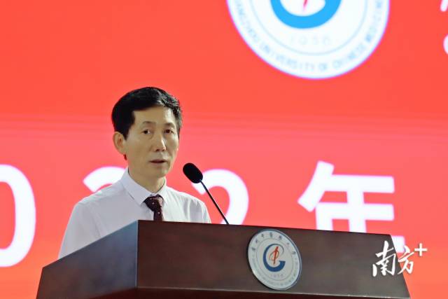 beat365英国官网网站校长王伟开学致辞。