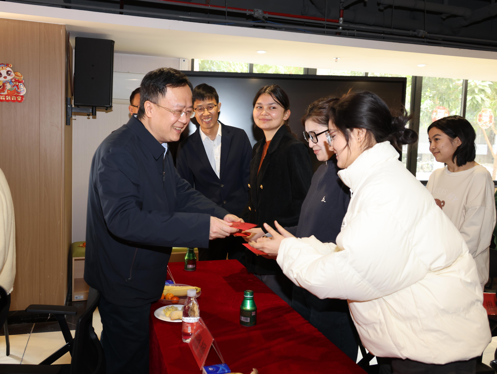 省委教育工委、省教育厅慰问组来beat365英国官网网站走访慰问寒假留校新疆籍学生及少数民族专职辅导员