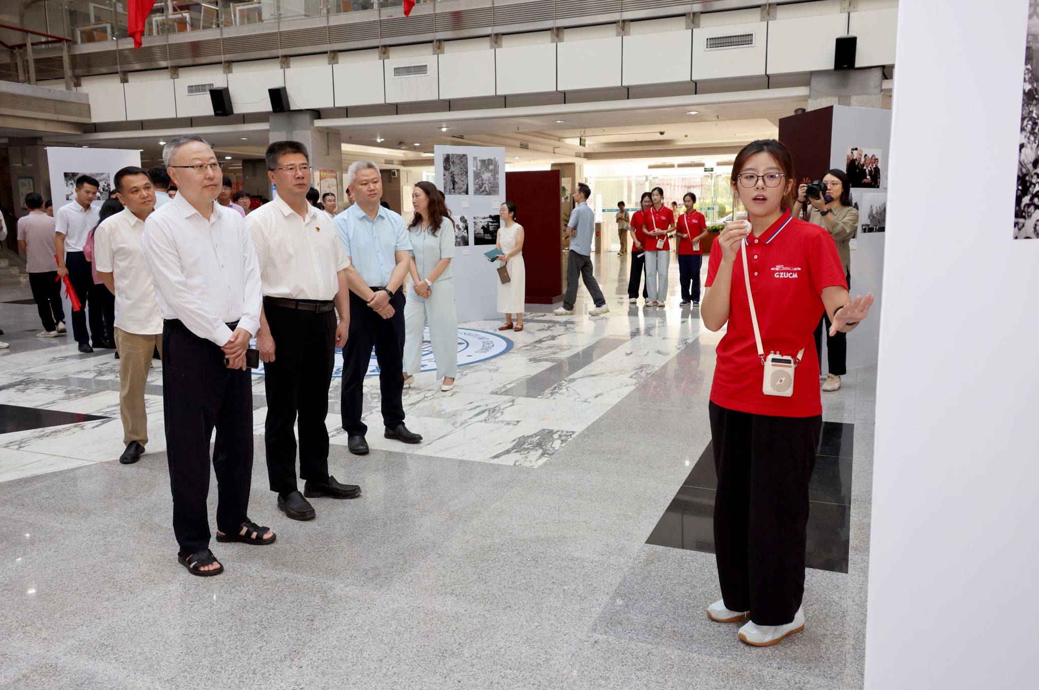 “国社之镜·世纪光影之人民必胜”图片展beat365英国官网网站分展暨新华社进校园活动举行