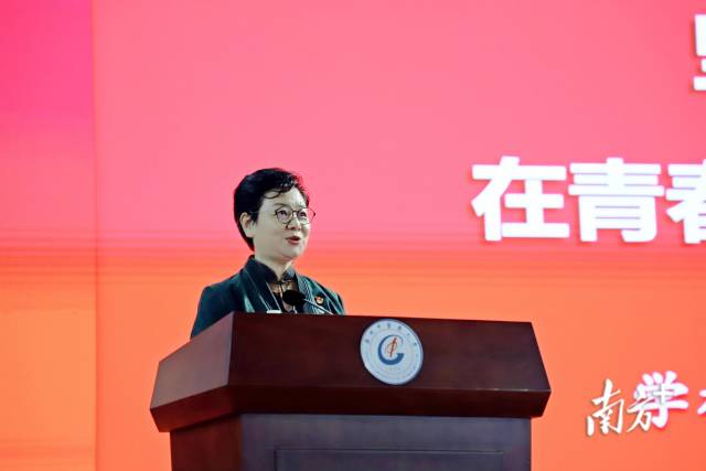 beat365英国官网网站党委书记张建华开讲“思政第一课”。