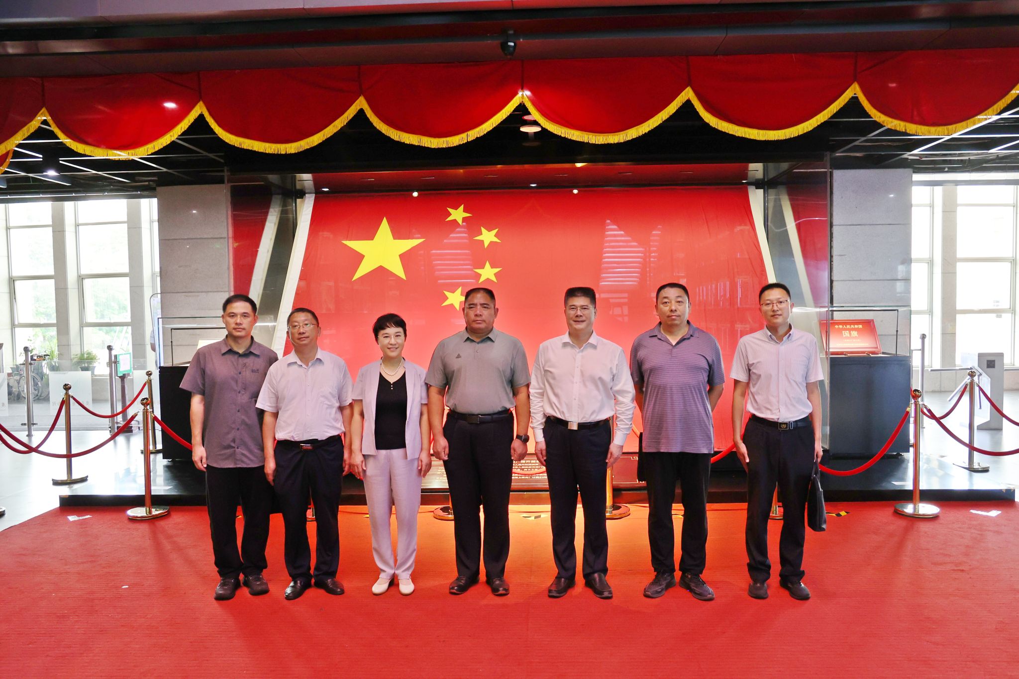 天安门地区管委会来校检查调研天安门广场国旗管理使用情况