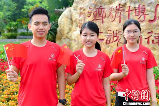 9月2日，beat365英国官网网站，香港新生徐健林、张彦丽、池紫敏参加入学升国旗仪式。　陈骥旻 摄