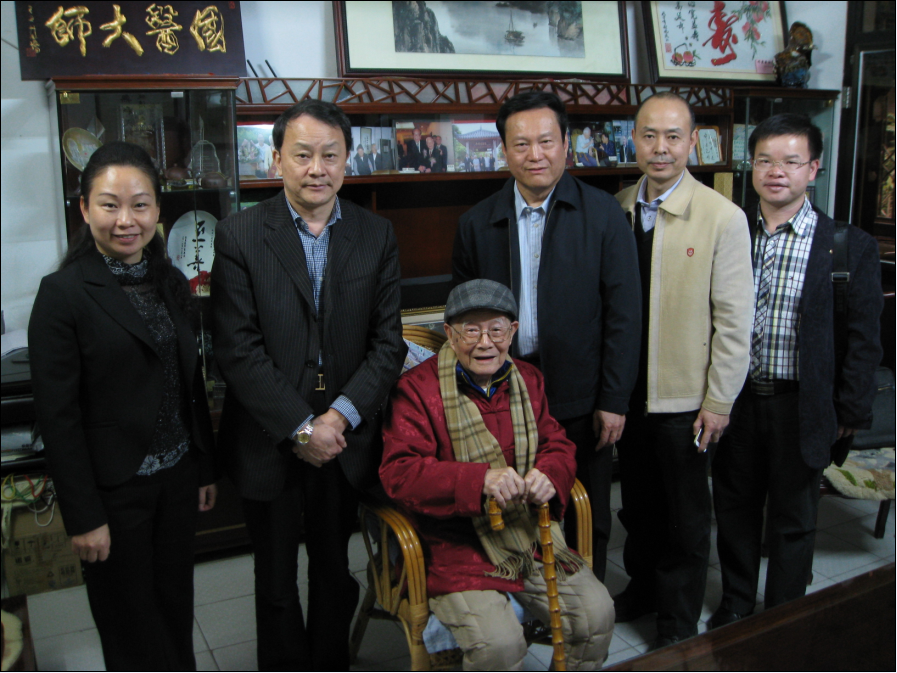 学校领导春节前夕慰问离退休老同志